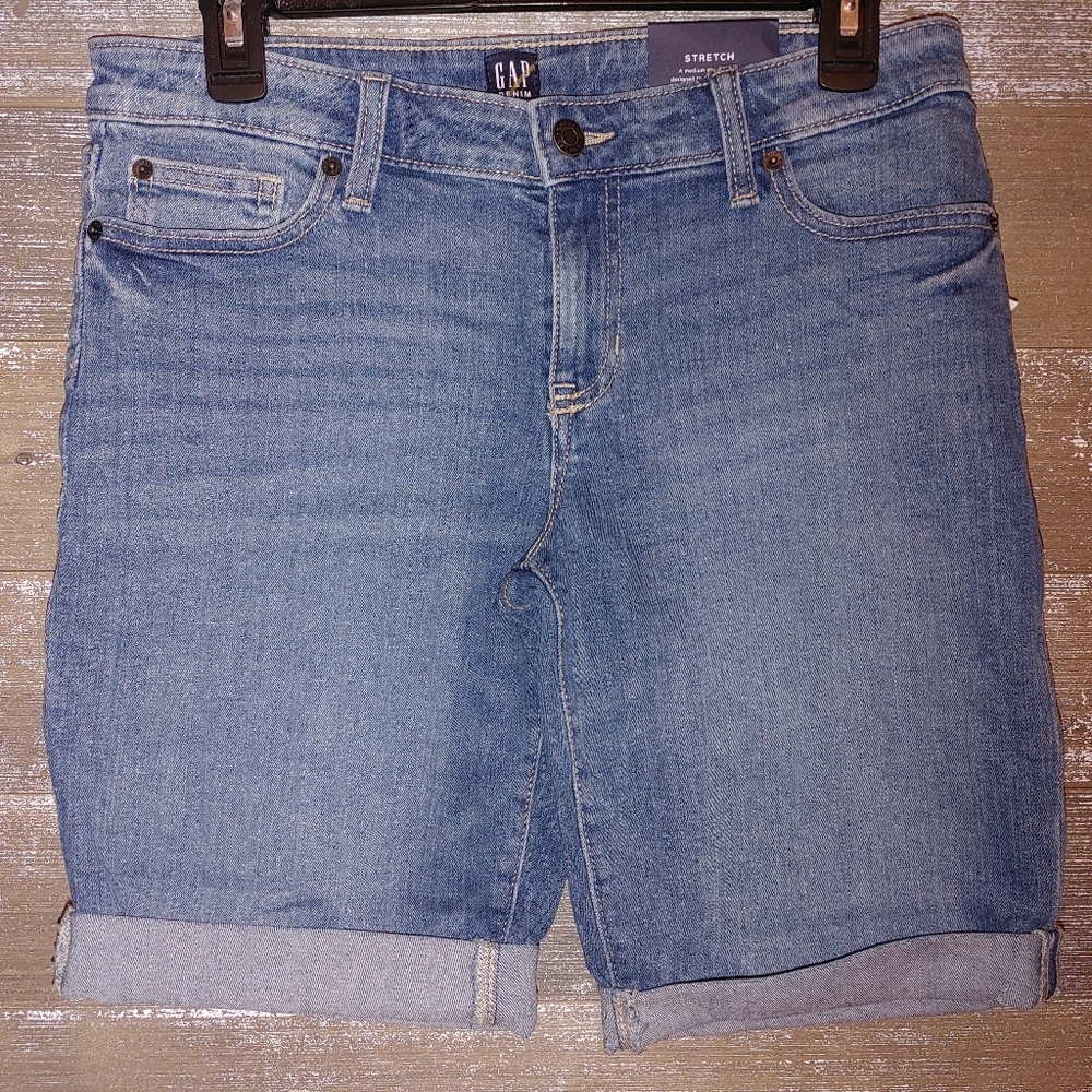 GAP Women's 9" Denim Bermuda Short, size 27